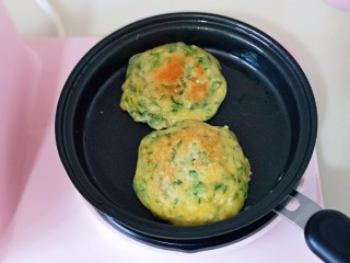 12、快手早餐～蔬菜鸡蛋饼,早餐机中小档煎至两面金黄即可，依次做完。