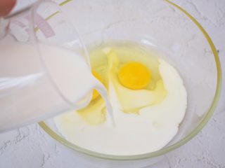 4、无需烤箱的奶香布丁,加入纯牛奶