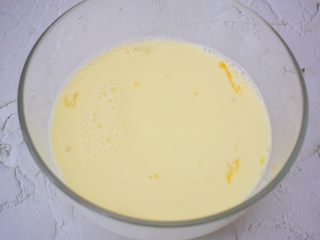 5、无需烤箱的奶香布丁,搅拌均匀