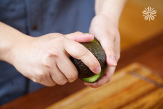 5、藜麦沙拉,将牛油果两端握住，用力旋转拧开