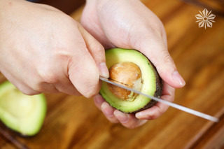 6、藜麦沙拉,用刀嵌入果核，顺时针拧开，这样果核就会顺利的脱落了