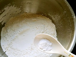 5、桃酥,加入1g的小苏打，搅拌均匀