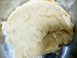6、桃酥,面粉和液体用刮刀拌匀
