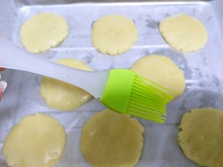 9、桃酥,给桃酥表面刷一层全蛋液