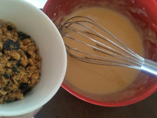 4、肉松小贝杯子蛋糕,加入海苔肉松