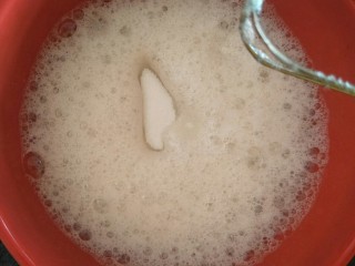 5、肉松小贝杯子蛋糕,蛋黄分3次加入细砂糖打发