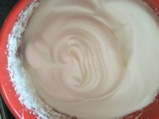 6、肉松小贝杯子蛋糕,打法到湿性发泡就可以了