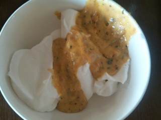 7、肉松小贝杯子蛋糕,混合之前的蛋黄海苔中