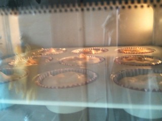 10、肉松小贝杯子蛋糕,烤箱170度