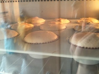 11、肉松小贝杯子蛋糕,观察颜色差不多就可以拿出来了