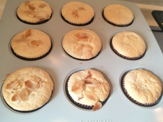 12、肉松小贝杯子蛋糕,刚刚烤出的小蛋糕是非常诱人的