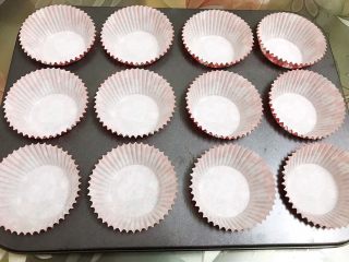 1、戚风小蛋糕,模具里摆上纸托