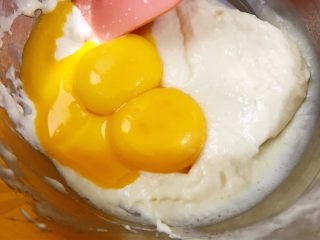 5、戚风小蛋糕,加入蛋黄