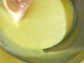 6、戚风小蛋糕,翻拌均匀