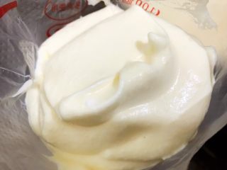 14、戚风小蛋糕,装入裱花袋里
