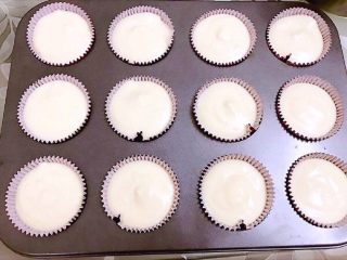 15、戚风小蛋糕,挤在纸杯中，放入预热好烤箱中层130度烤45分钟左右