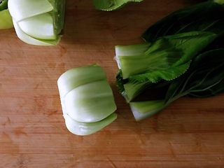 2、绿玫瑰花,整个切，如图成2厘米左右长的根部。