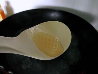 4、绿玫瑰花,锅中水烧开，滴入2滴油。