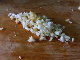 7、绿玫瑰花,大蒜、生姜切碎。