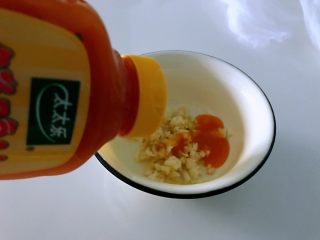 8、绿玫瑰花,放入碗里，加入鸡汁。