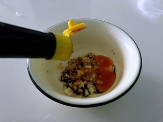 9、绿玫瑰花,美极鲜、盐，拌匀。