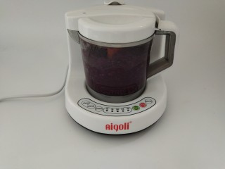 2、山药紫薯糕,把紫薯放入辅食机中，蒸15分钟并搅拌成泥，山药也用同样的方法蒸好。