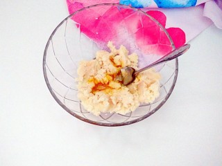 5、山药紫薯糕,再加入少许蜂蜜拌匀