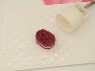 9、山药紫薯糕,再填入一层的紫薯泥