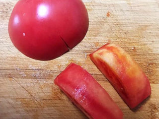 1、西红柿面疙瘩,把西红柿清洗干净后削皮