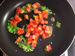 13、西红柿面疙瘩,加入西红柿，翻炒2分钟