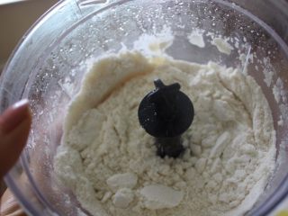 8、惊喜玫瑰马卡龙,用搅拌机或筛子把杏仁粉和糖分搅拌在一起，搅拌均匀