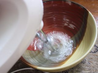 12、惊喜玫瑰马卡龙,用搅拌机把另外一个蛋白搅拌