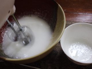 13、惊喜玫瑰马卡龙,出泡泡的时候，一边搅，一边慢慢地加入溶化的糖