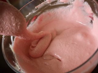 15、惊喜玫瑰马卡龙,把这个加入到杏仁粉了，也顺面加色剂，用勺子或筷子慢慢的搅拌均匀，一直到滑滑的感觉，需要搅拌5分钟左右