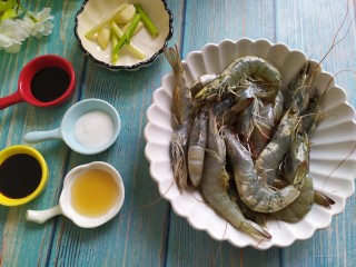 1、油焖大虾,准备食材