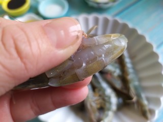 2、油焖大虾,虾剪开背部，取出虾线