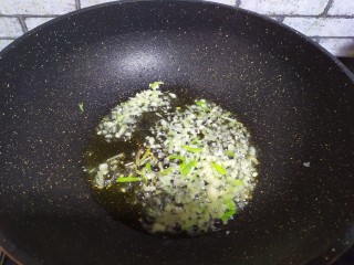 5、油焖大虾,油热，葱蒜炒香