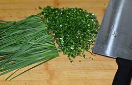 3、韭菜盒子,韭菜洗摘干净沥干水分切碎。