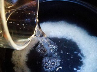 7、香香糯糯~山药豆养生粥,添加大约800-900ml的清水