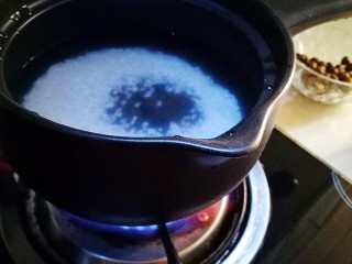 8、香香糯糯~山药豆养生粥,开火煮制