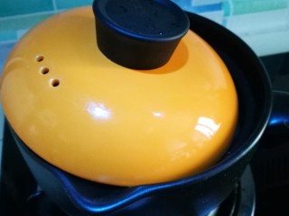 14、香香糯糯~山药豆养生粥,盖上锅盖 小火慢慢煮