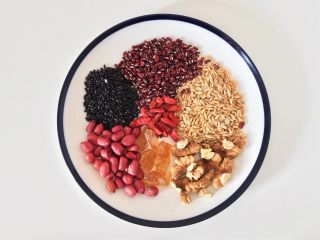 1、红豆燕麦米粥,准备好需要的食材。