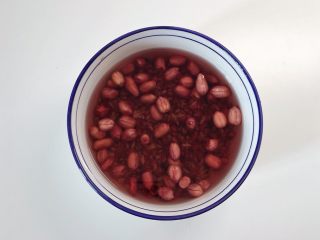 2、红豆燕麦米粥,黑米、燕麦米、红豆和花生提前一晚浸泡。