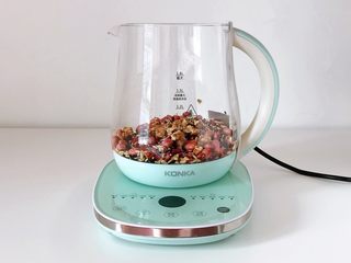 3、红豆燕麦米粥,浸泡好后洗净放入康佳养生壶内。