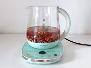 4、红豆燕麦米粥,加入核桃，倒入清水。