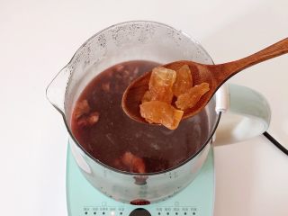 6、红豆燕麦米粥,剩余5分钟加入冰糖。