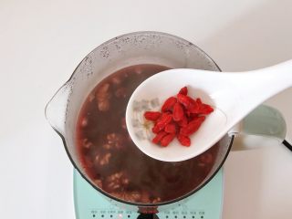 7、红豆燕麦米粥,剩余1分钟加入枸杞。