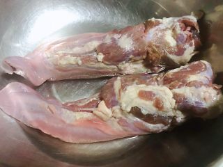 1、卤猪舌,在超市买到新鲜的猪舌回来在清水中浸泡半小时洗净备用