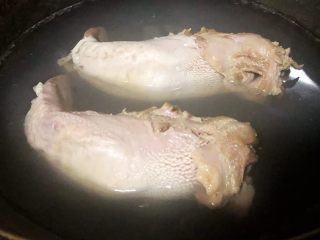 2、卤猪舌,锅中烧开水放入口条焯水去除杂质油脂和血水大约三四分钟左右立即放入冷水中过凉沥干水分
