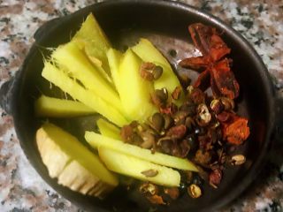 3、卤猪舌,准备姜片、花椒和八角装入小调味盒中